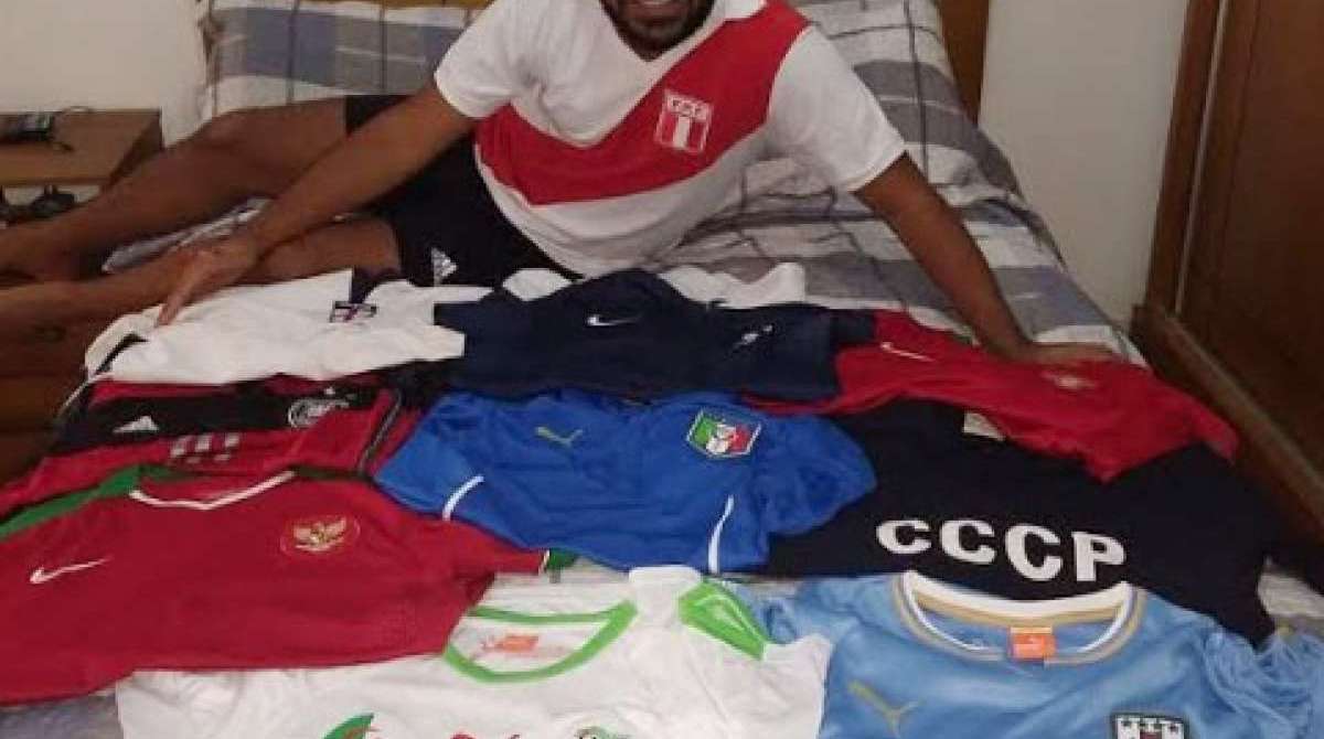 Jornalista Caio Bellandi com a coleção de camisas de outras seleções