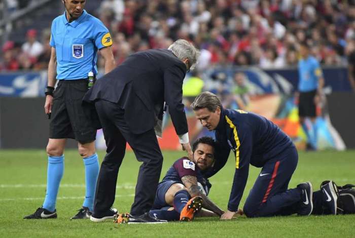 Daniel Alves sofreu lesão em partida do PSG