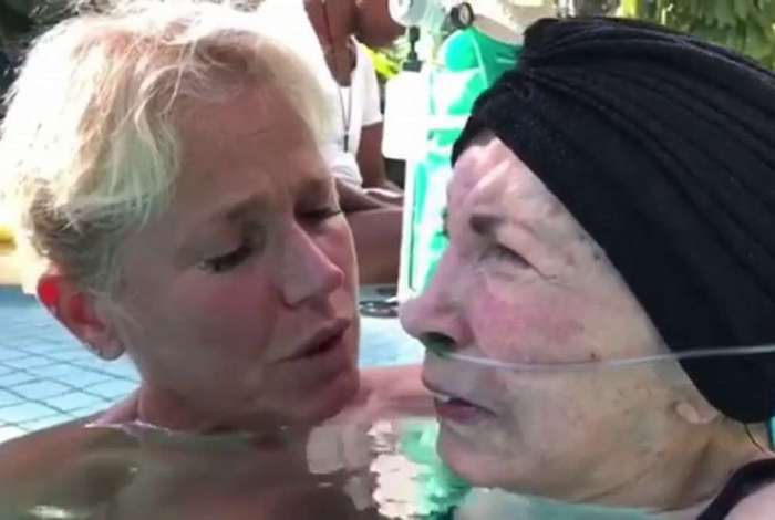 Xuxa e a mãe, Alda, já bastante debilitada, em piscina - Reprodução do Instagram