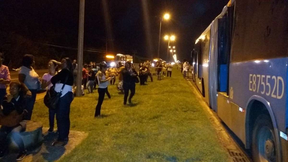 Acidente aconteceu com &ocirc;nibus da linha 15 (Paci&ecirc;ncia - Recreio) - Whatsapp do DIA (9 8762-824)