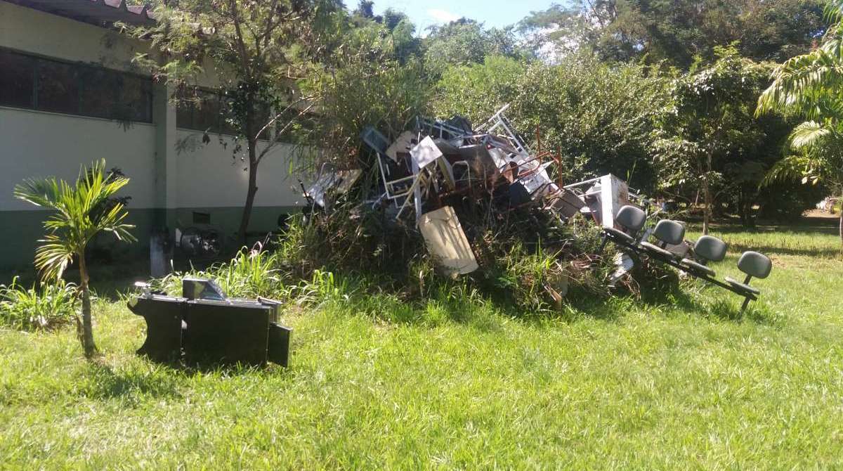 Imagens de equipamentos obsoletos e veículos abandonados, chamam a atenção e causam indignação na porta da Secretaria de Meio Ambiente de Pinheiral