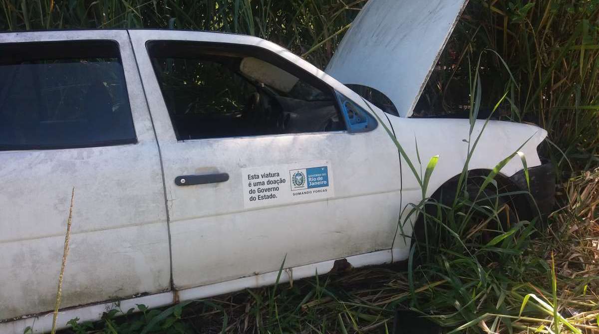 Imagens de equipamentos obsoletos e veículos abandonados, chamam a atenção e causam indignação na porta da Secretaria de Meio Ambiente de Pinheiral