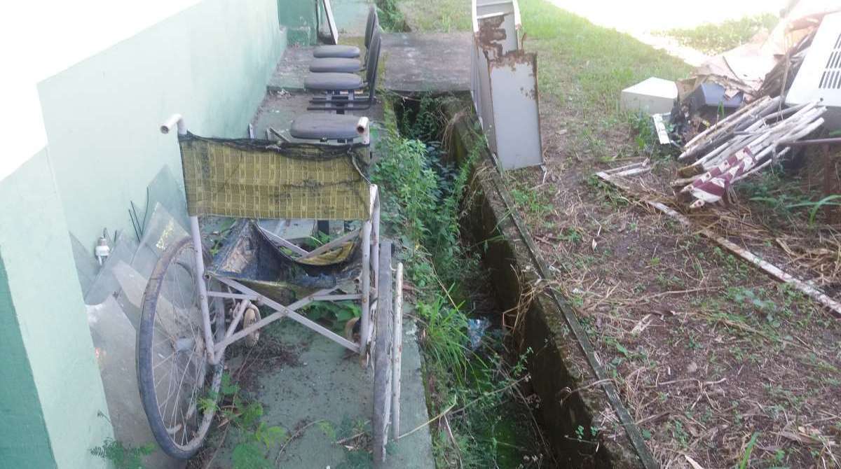 Imagens de equipamentos obsoletos e veículos abandonados, chamam a atenção e causam indignação na porta da Secretaria de Meio Ambiente de Pinheiral