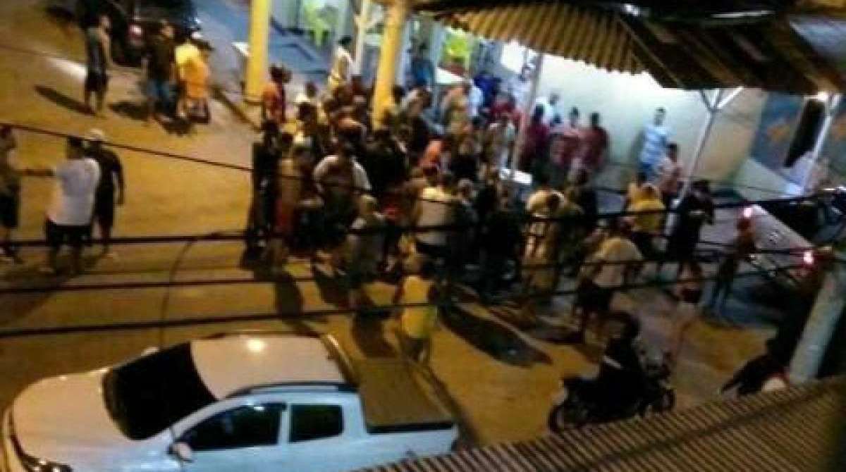 Aglomera&ccedil;&atilde;o por causa da morte de policial