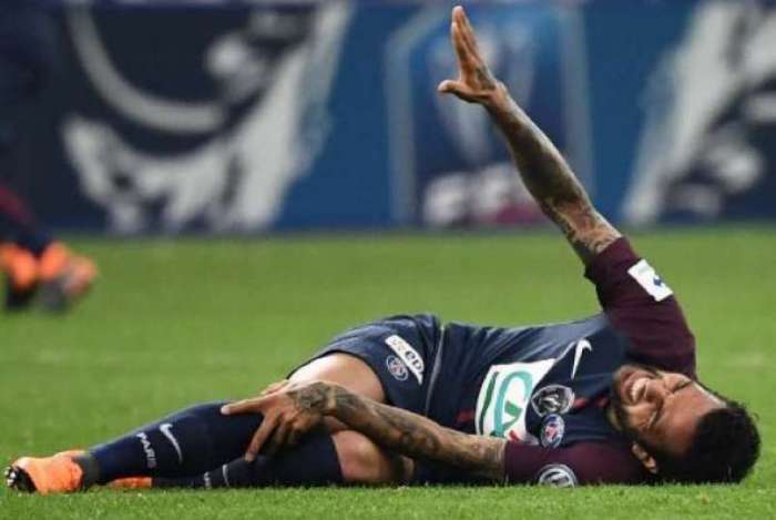 Daniel Alves pode ficar de fora da Copa do Mundo