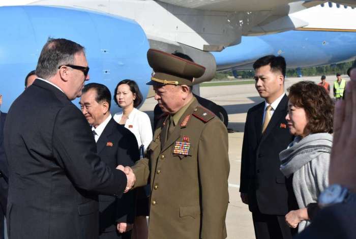 O secret�rio de Estado dos EUA, Mike Pompeo, cumprimenta um general norte-coreano no aeroporto de Pyonyang, na Cor�ia do Norte