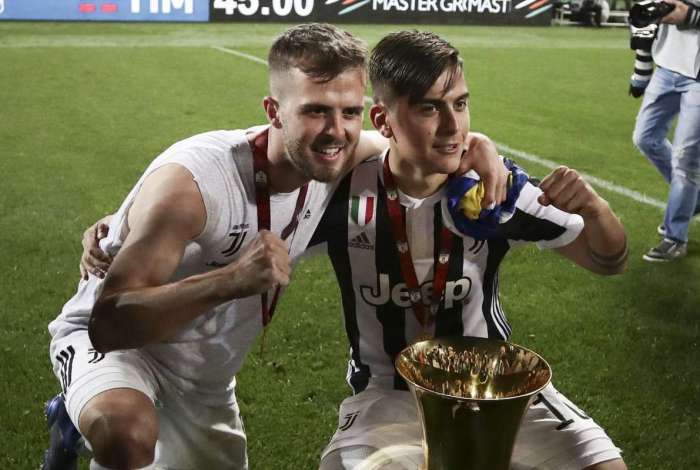 Miralem Pjanic (E) e Paulo Dybala comemoram o t�tulo