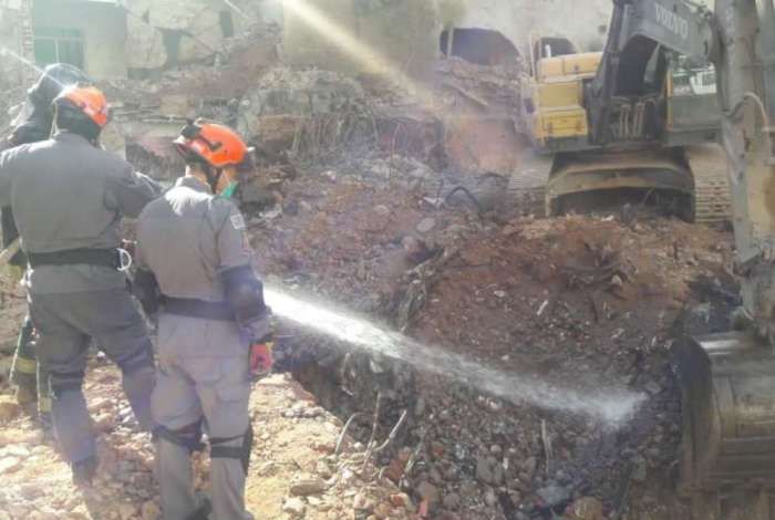 Bombeiros continuam buscas no Largo do Paissandu, em S�o Paulo