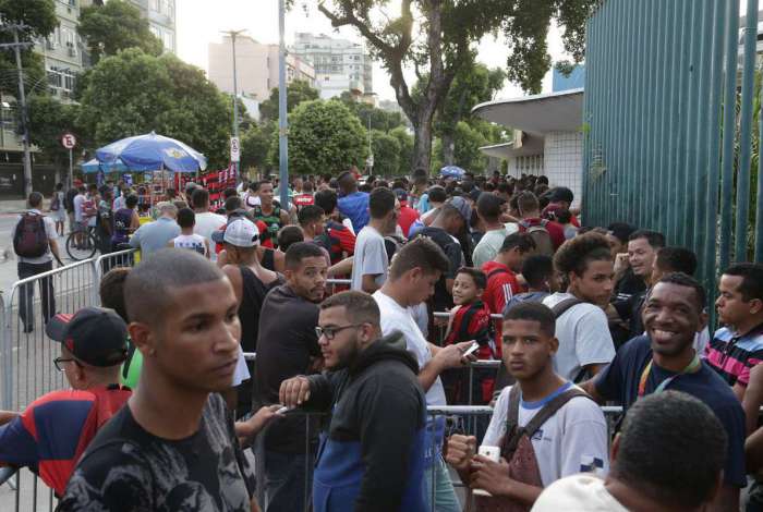 Torcedores do Flamengo fazem fila por ingresso para o jogo de hoje