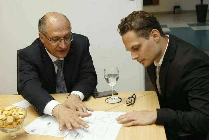 Candidato do PSDB � Presid�ncia, Geraldo Alckmin conversa com o colunista Paulo Cappelli, na sede do jornal O DIA
