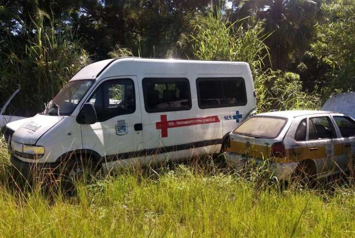 Imagens de equipamentos obsoletos e ve�culos abandonados, chamam a aten��o e causam indigna��o na porta da Secretaria de Meio Ambiente de Pinheiral