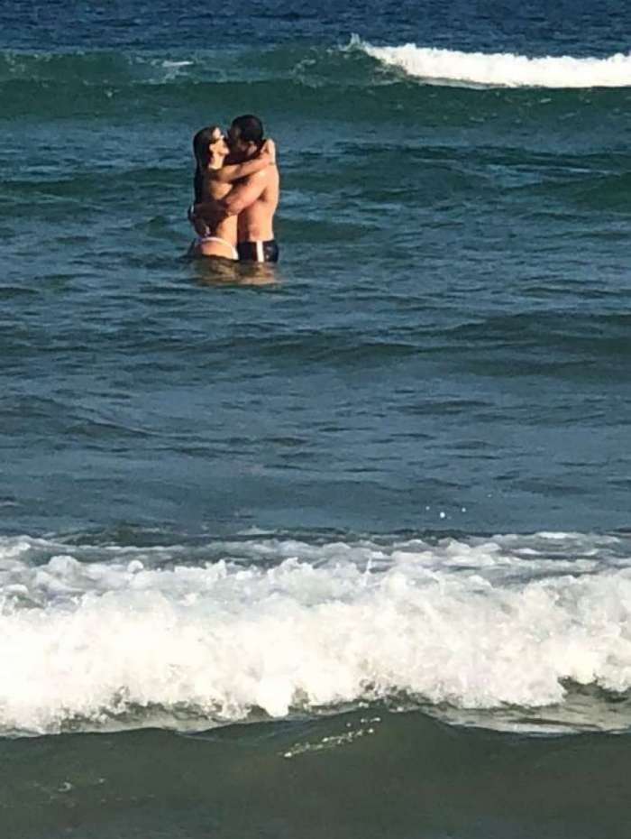 Modelo Carol Dias Foi Flagrada Aos Beijos Em Praia Do Guarujá O Dia