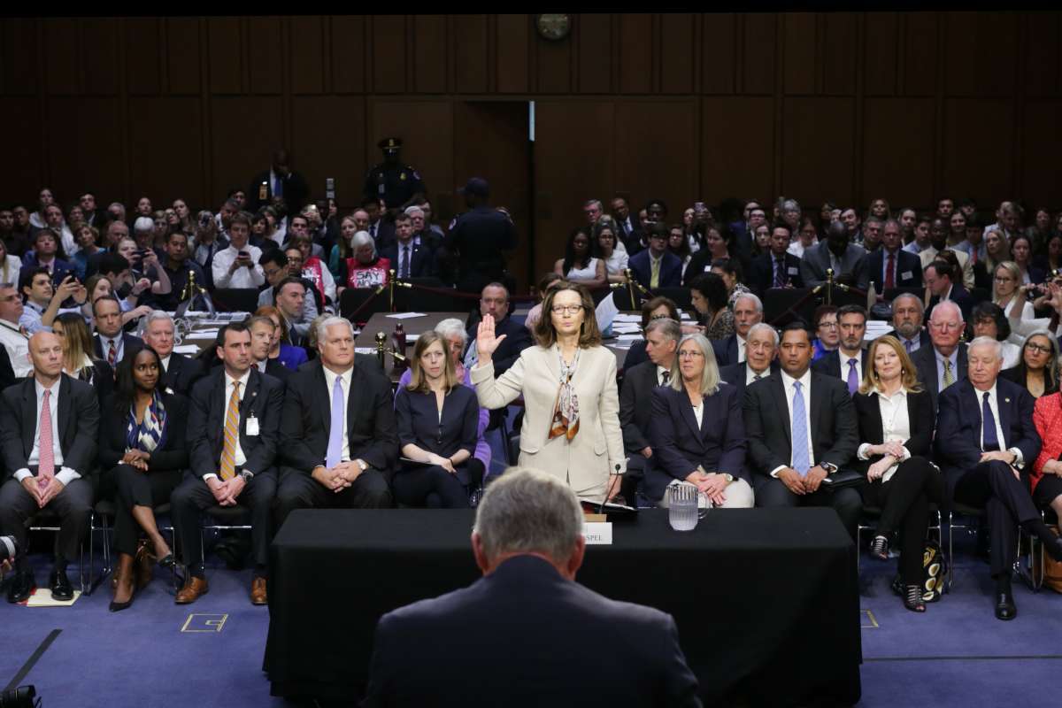 Gina Haspel é juramentada antes de testemunhar perante o Comitê de Inteligência do Senado sobre sua nomeação para ser a próxima diretora da CIA - AFP photo/ Pool/ Chip Somodevilla