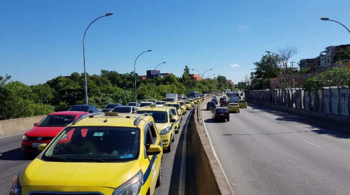 Taxistas fizeram carreatas em diversos pontos da cidade
