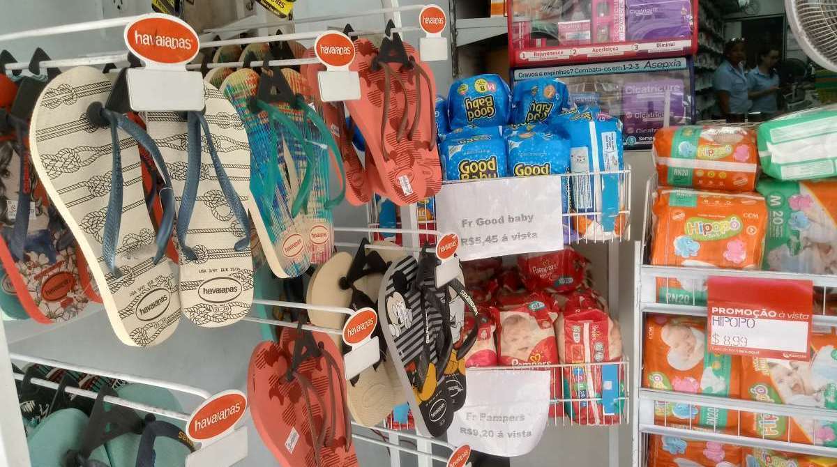 Em Volta Redonda, num trecho de 100 metros quadrados, aproximadamente, existem SEIS farmácias, na principal avenida comercial da cidade. Quase uma colada à outra