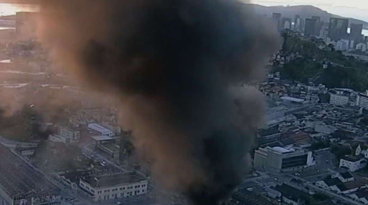 Incêndio em galpão da Zona Portuária