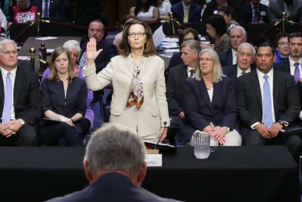 Gina Haspel é juramentada antes de testemunhar perante o Comitê de Inteligência do Senado sobre sua nomeação para ser a próxima diretora da CIA 