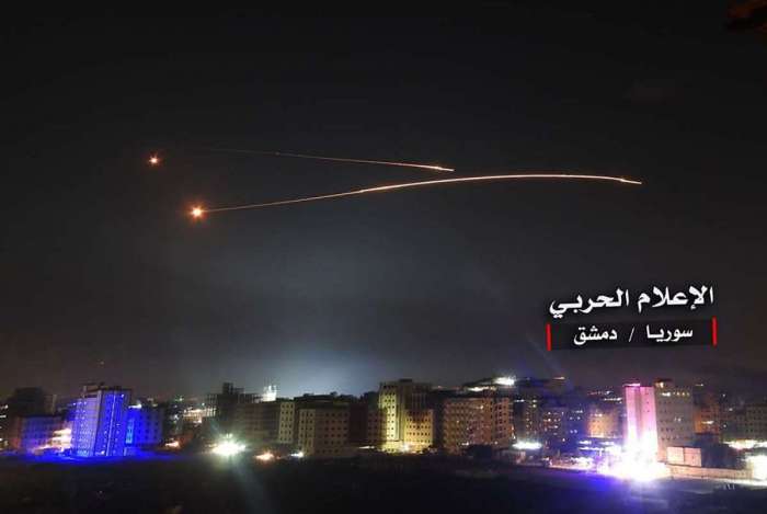 Imagem divulgada pela 'Central War Media', do governo sírio, supostamente mostra sistemas de defesa aérea interceptando mísseis israelenses sobre o espaço aéreo de Damasco