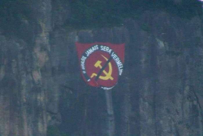 Bandeira anticomunismo foi colocada no Corcovado