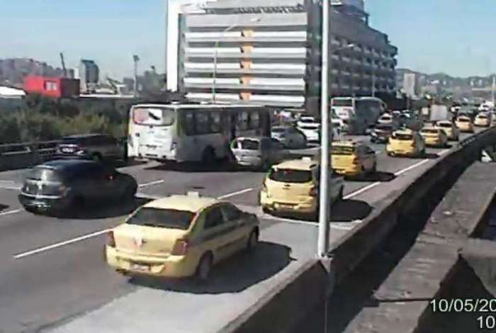 Taxistas fazem carreata no Viaduto do Gas�metro