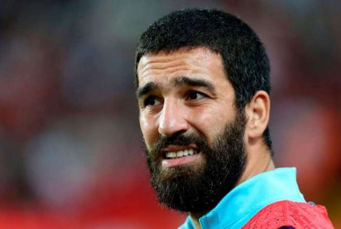 Arda Turan pegou gancho pesado