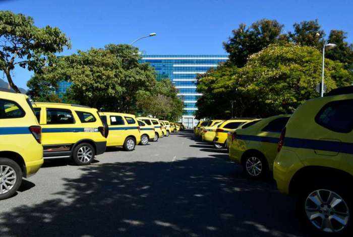 Taxistas realizam carreata em apoio à greve dos caminhoneiros 