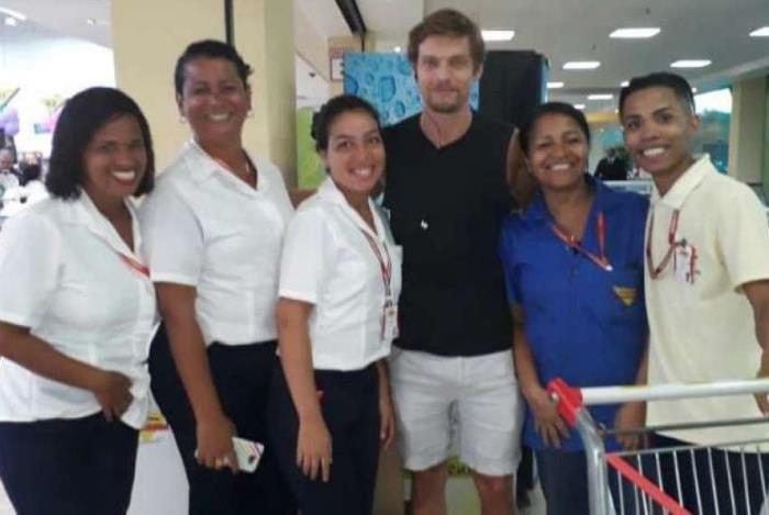 Pierre Baitelli fez a festa  com as funcionrias do Supermercados Guanabara da Barra da Tijuca