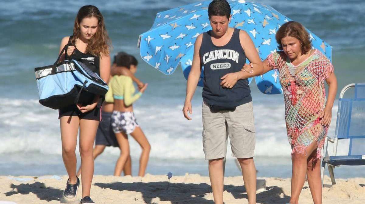 Claudia Rodrigues curte dia de praia com a empresária e a filha