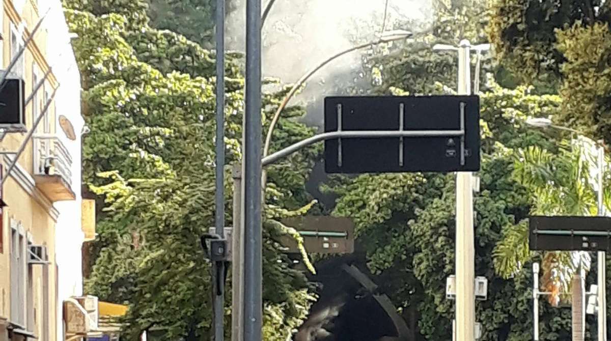 Carro incendiado causou a interdição do Túnel Martim de Sá, na tarde desta sexta-feira