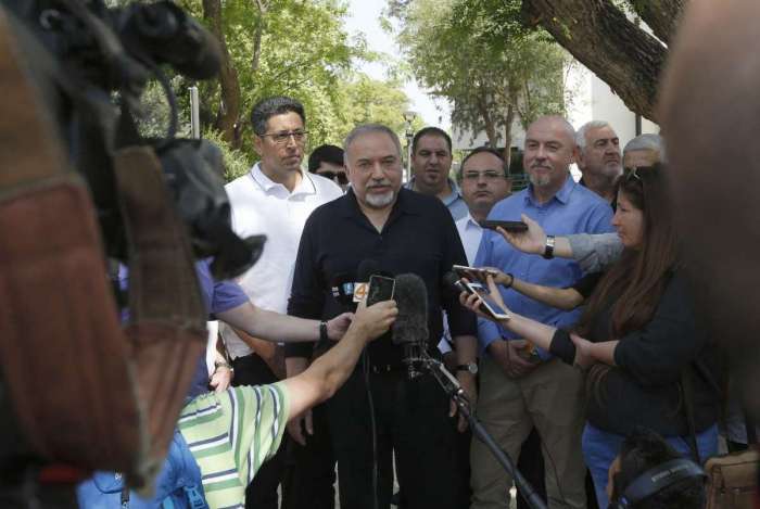 O ministro da Defesa de Israel, Avigdor Lieberman, fala aos rep�rteres durante uma visita ao assentamento israelense de Katzrin, nas colinas de Golan