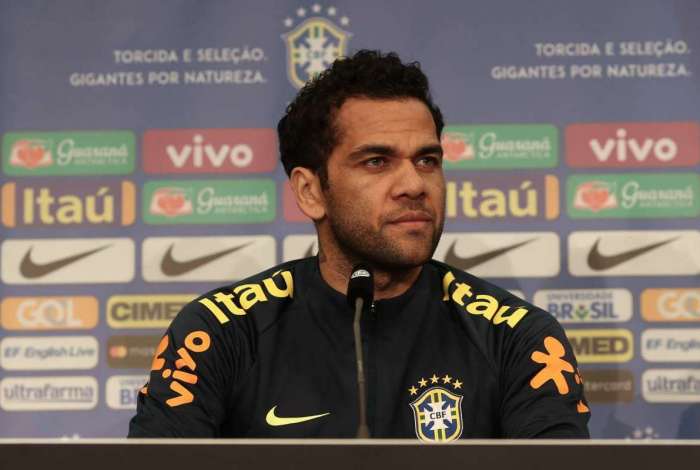 Jogador da seleção Daniel Alves fica fora da Copa do Mundo