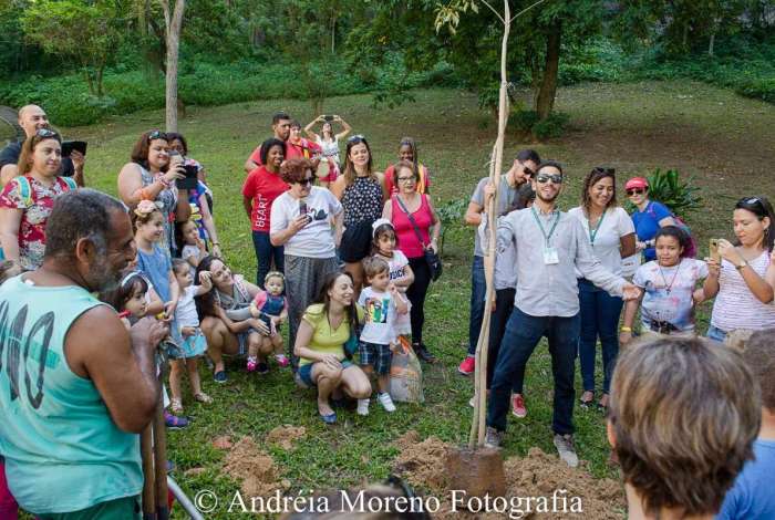 Famlias se renem para plantio de mudas