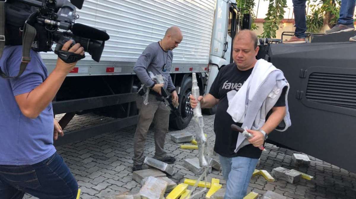 Duas toneladas de maconha, dois fuzis e um revólver calibre 38 são apreendidos em caminhão frigorífico na Via Dutra