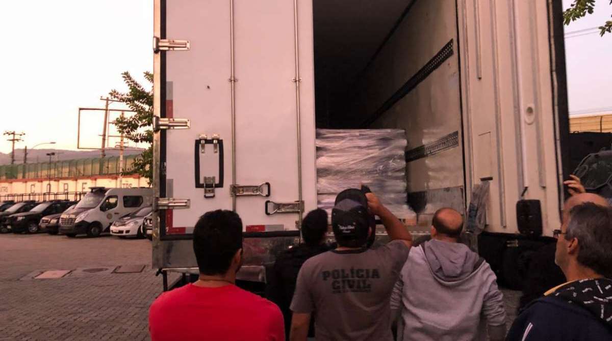 Duas toneladas de maconha, dois fuzis e um revólver calibre 38 são apreendidos em caminhão frigorífico na Via Dutra