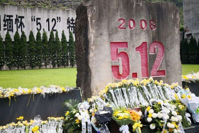 Flores foram deixadas na frente do memorial das v�timas  do terremoto de 2008
