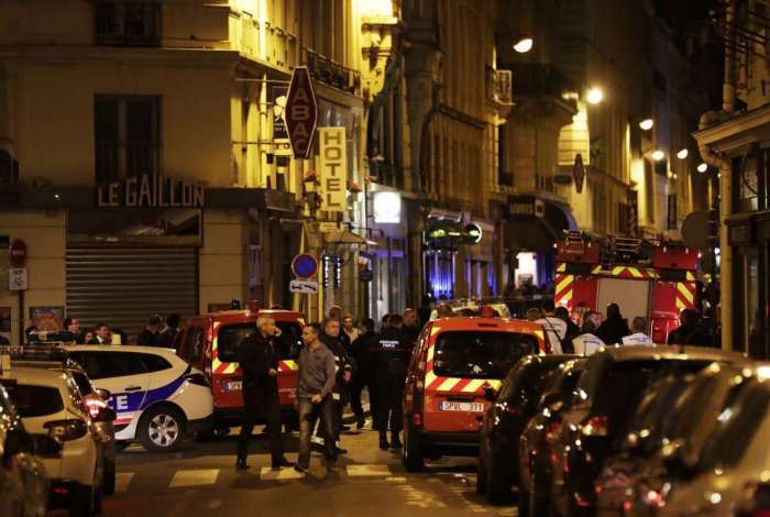 Policiais e membros do servi�o de emerg�ncia bloqueiam rua no centro de Paris depois que uma pessoa foi morta e v�rios feridos por um homem armado com uma faca, que foi morto a tiros pela pol�cia