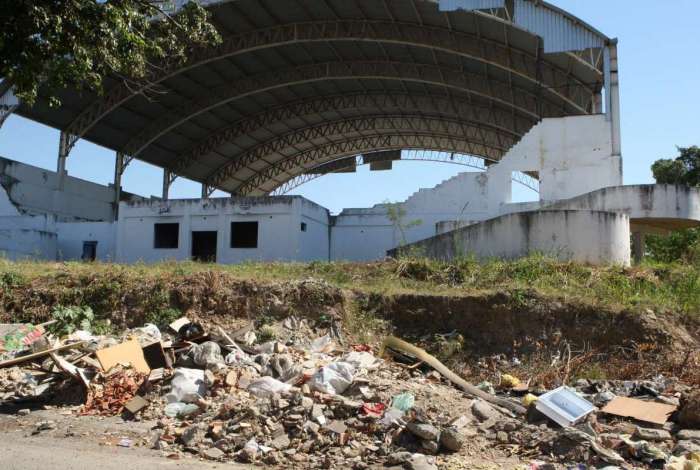 Local sediou shows mas hoje acumula lixo. Segundo moradores, �rea virou abrigo de usu�rios de drogas