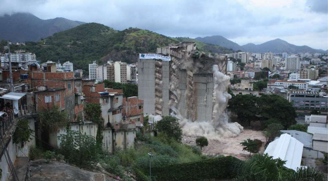 Antigo prédio do IBGE, na Mangueira, é implodido