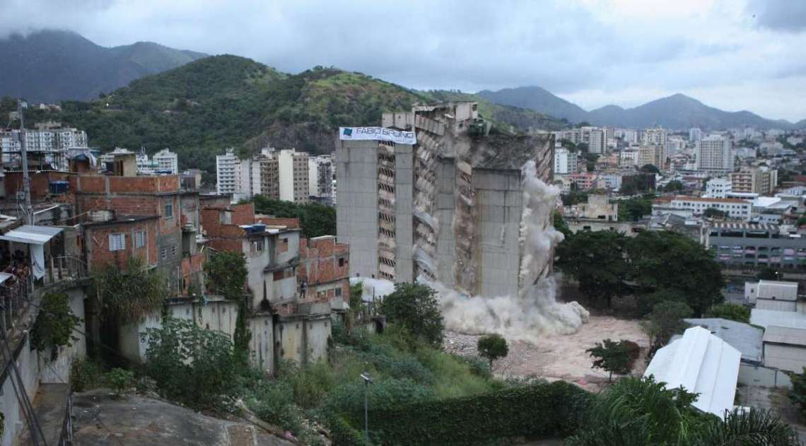 Antigo prédio do IBGE, na Mangueira, é implodido