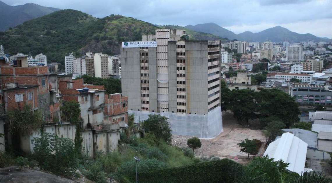 Antigo prédio do IBGE, na Mangueira, é implodido