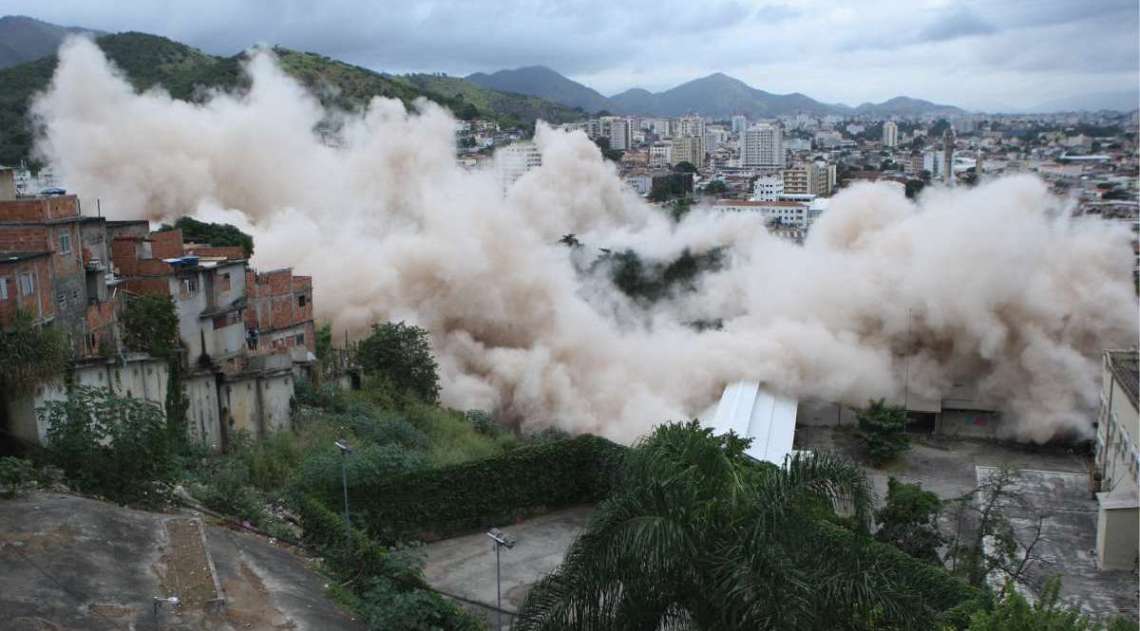 Antigo prédio do IBGE, na Mangueira, é implodido     