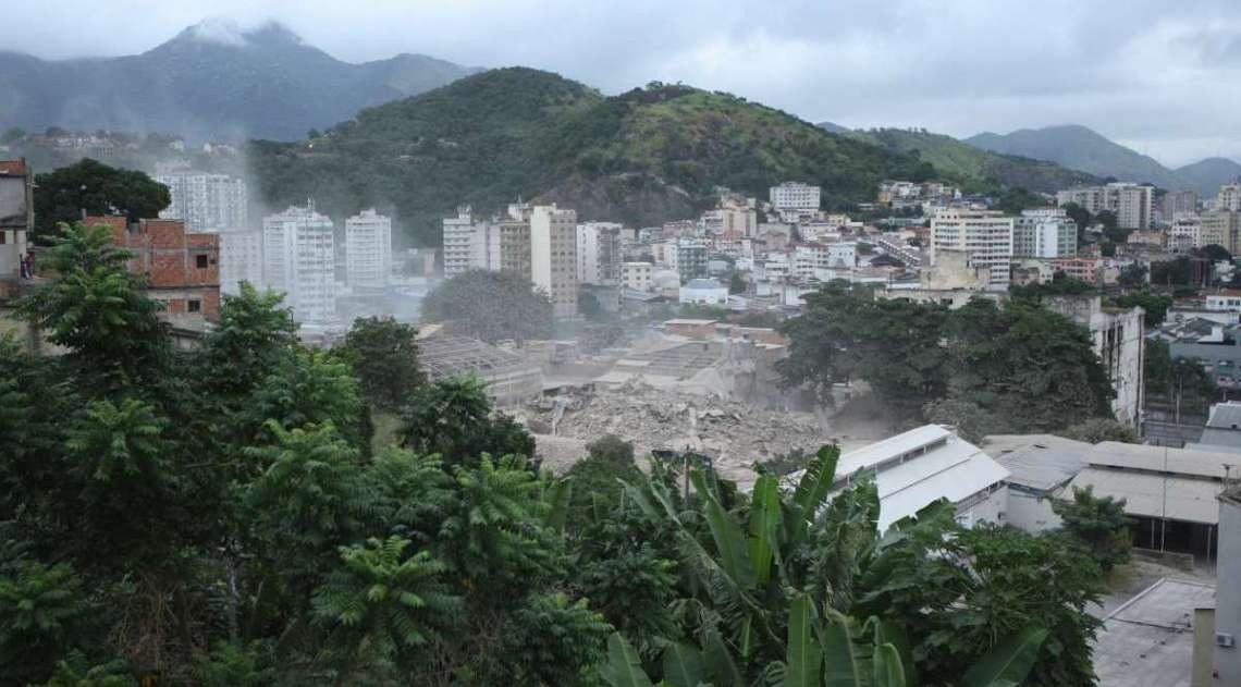 Antigo prédio do IBGE, na Mangueira, é implodido        