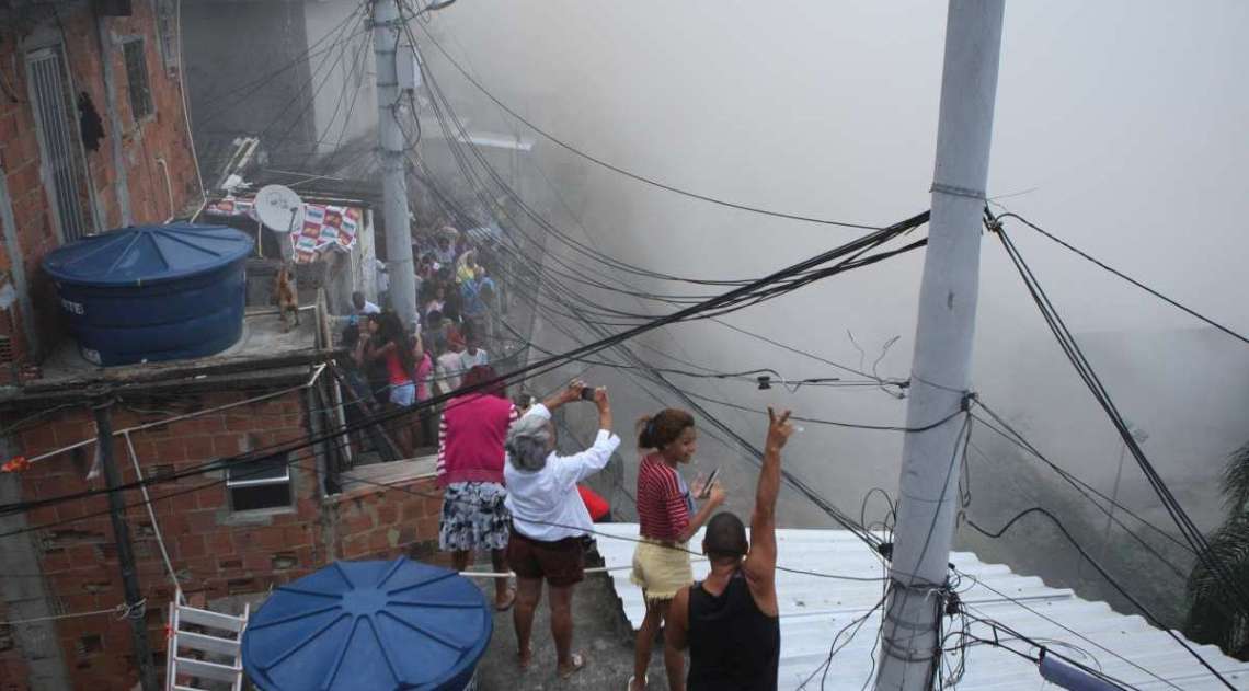 Antigo prédio do IBGE, na Mangueira, é implodido        