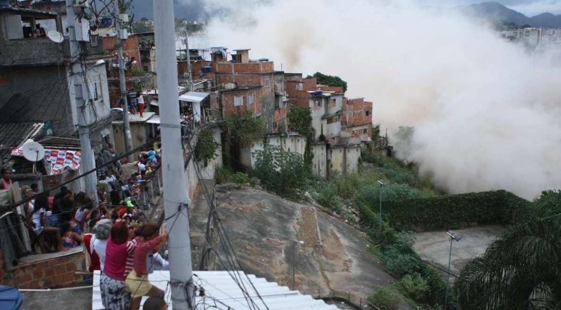 Antigo prédio do IBGE, na Mangueira, é implodido