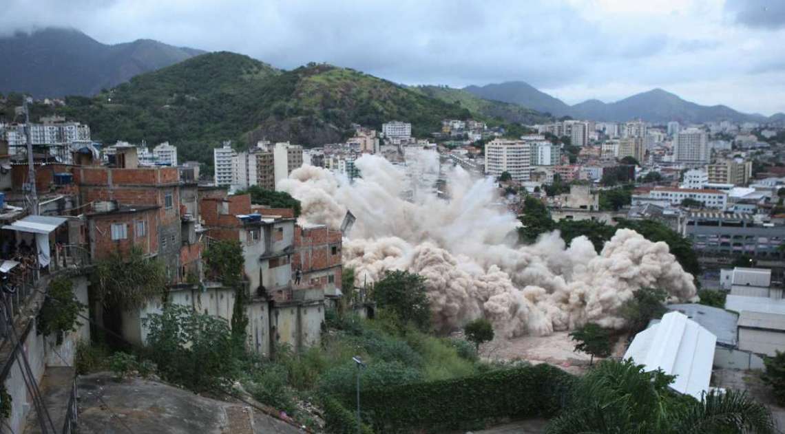 Antigo prédio do IBGE, na Mangueira, é implodido         