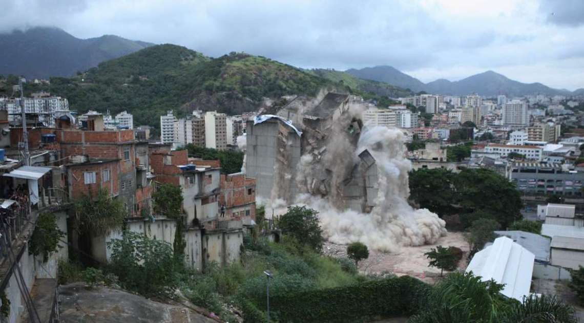 Antigo prédio do IBGE, na Mangueira, é implodido             