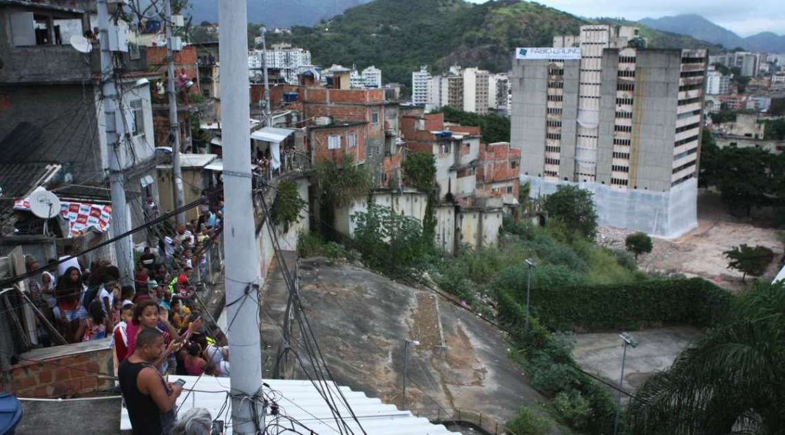 Antigo prédio do IBGE, na Mangueira, é implodido