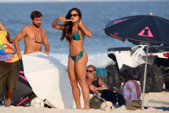 Aline Riscado e Felipe Roque curtem dia de praia