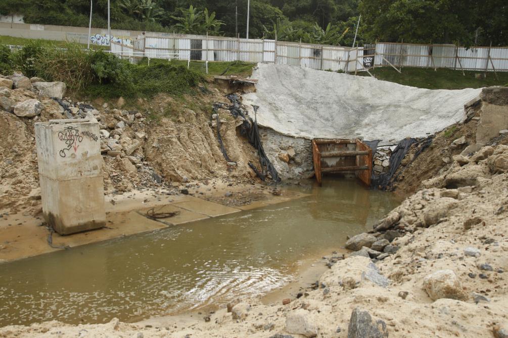 14/05/2018 - Obra de trecho da Ciclovia Tim Maia, em São Conrado, está paralisada e abandonada. O trecho desabou após fortes chuvas ocorridas no mês de fevereiro deste ano. Foto de Alexandre Brum / Agência O Dia - CIDADE PREFEITURA ESTADO RIO DE JANEIRO DESCASO DINHEIRO PÚBLICO POLITICA