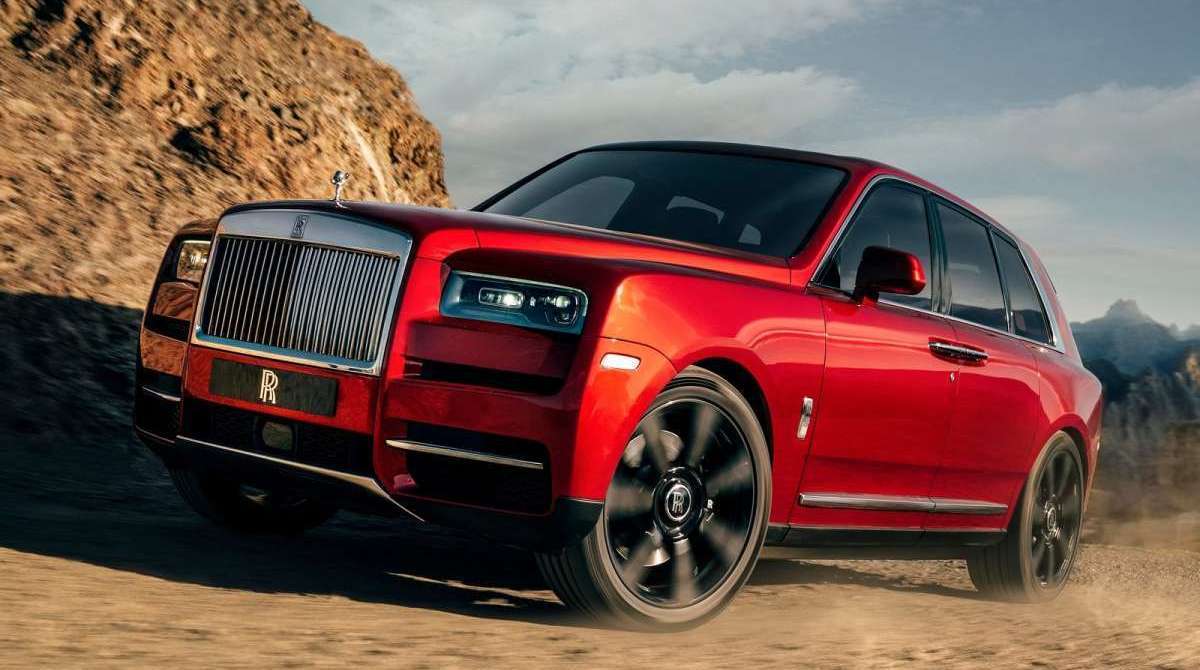 Modelo conta com dois assentos eletrônicamente retrateis dispostos abaixo do assoalho no porta-malas (560 L)